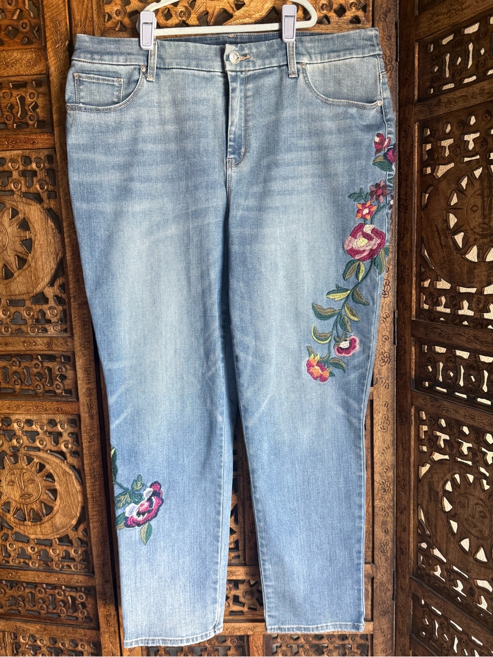 Chico’s Girlfriend Slim Ankle Jeans 14R 3.5 Floral Embroidered Light Wash